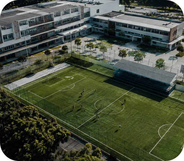 Escola com campo de futebol